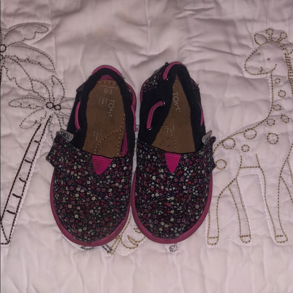Little girl toms